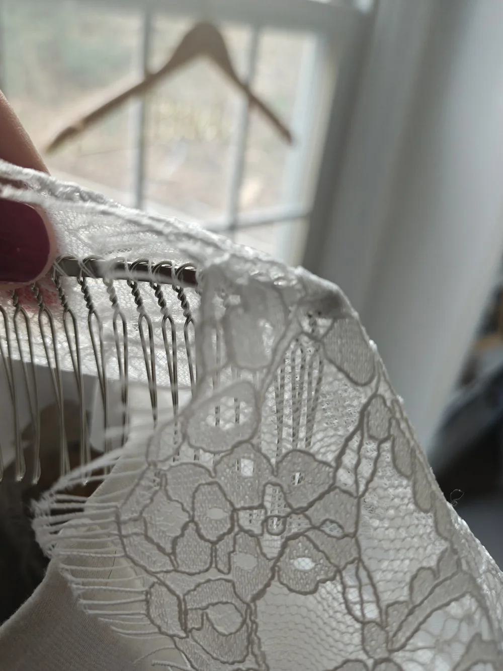 Elegant Mantilla Lace Edge Bridal Veil -  Creamy White - Picture 5 of 11